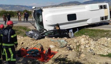 Alman turistleri taşıyan midibüs otomobili ezdi: 1 ölü 24 yaralı