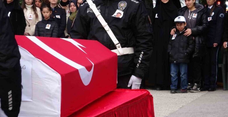 Babasının cenaze törenine polis şapkasını takarak katıldı