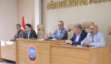 Başkan Karadoğan belediyede ilk toplantısını yaptı