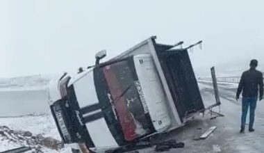 Bingöl’de kamyonet devrildi: 2 yaralı
