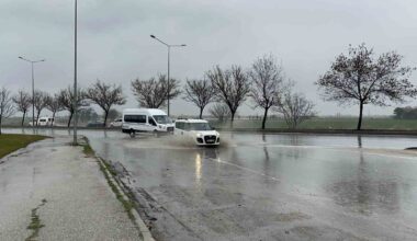 Biriken yağmur suyundan geçen araç sürücüleri zor anlar yaşadı