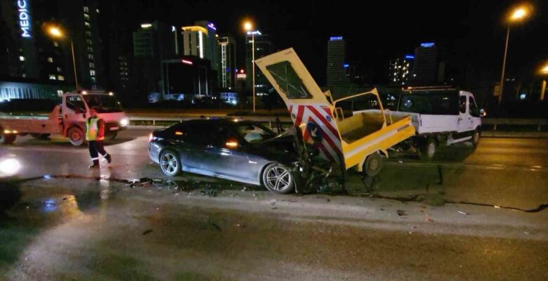 Bursa’da lüks otomobil, yolda temizlik yapan belediye aracına çarptı : 2 yaralı