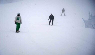 Deprem bölgesinde görev yapan doktorlar kayak yaparak stres attı