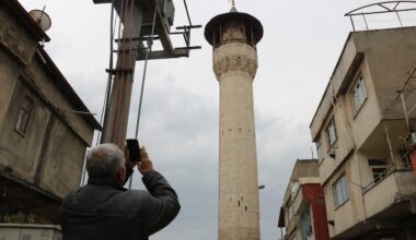 Depremde hasar gören cami minaresi mahalleliyi tedirgin ediyor