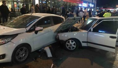 Elazığ’da otomobil, park halindeki araçlara çarptı: 2 yaralı