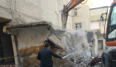 Eyyübiye’de ağır hasarlı yapılar yıkılıyor