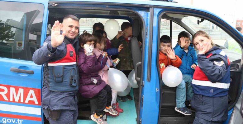 Jandarma ekipleri çocuklara jandarmayı tanıttı