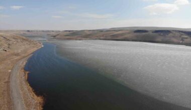 Kars Baraj Gölü’nün buzları çözülüyor