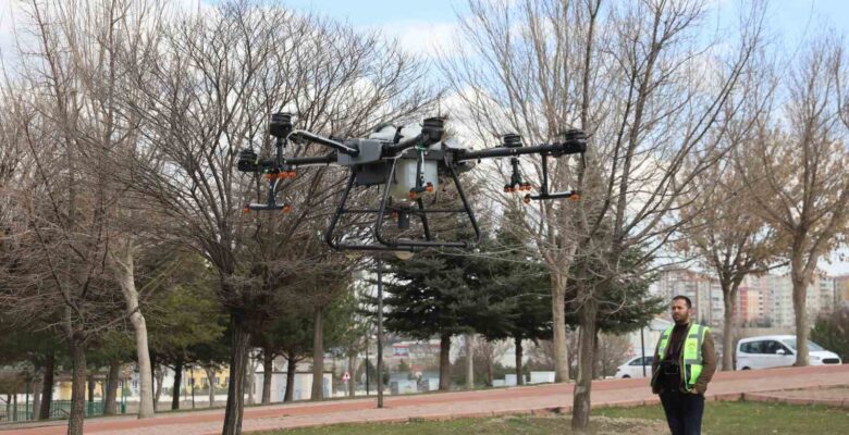 Kayseri Büyükşehir’den drone ile park ilaçlama hizmeti