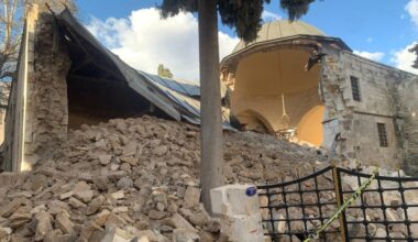 Kilis’te ağır hasarlı tarihi caminin duvarı çöktü