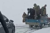 Siirt’te karda mahsur kalan araç patpat yardımıyla çıkartıldı