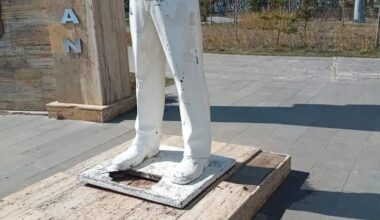 Tatvan’ın simgesi ‘Denizci Heykeli’ tahrip edildi