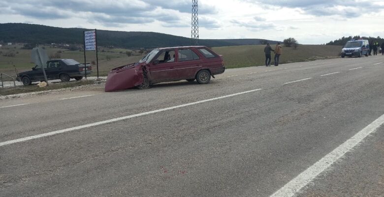 Üç aracın karıştığı kazada takla atan otomobil tarlaya uçtu: 3 yaralı
