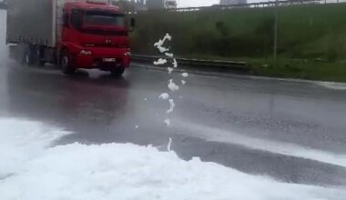 Yağmurla birlikte Tuzla’da yollar köpükle kaplandı