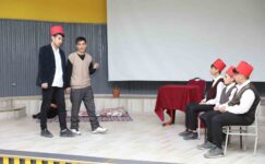 Ağrı’da öğrencilerden İngilizce tiyatro gösterisi