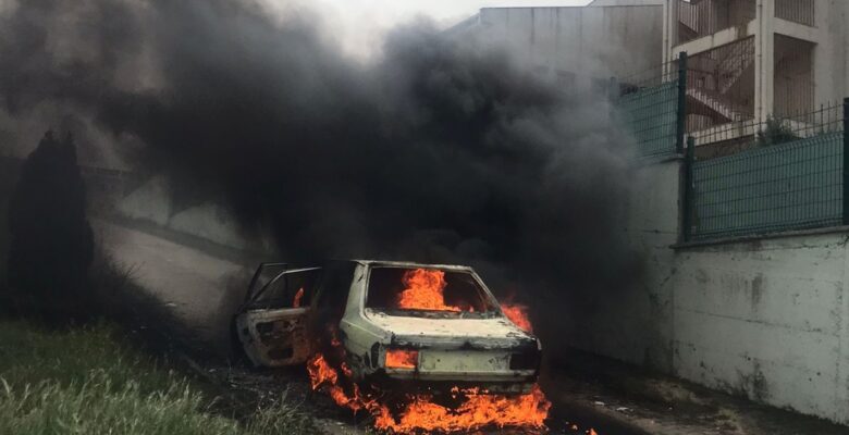 Alev alev yanan otomobil hurda yığınına döndü