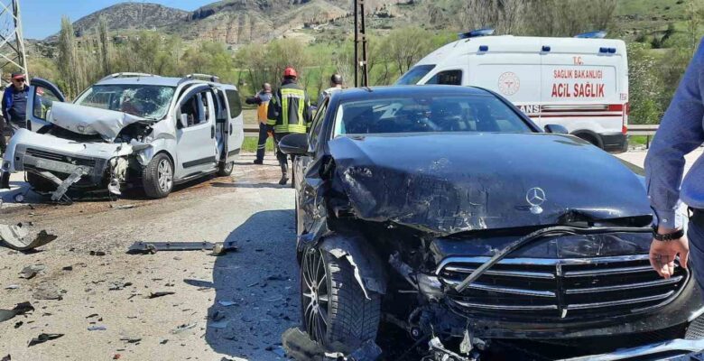 Amasya’da iki araç kafa kafaya çarpıştı: 7 yaralı