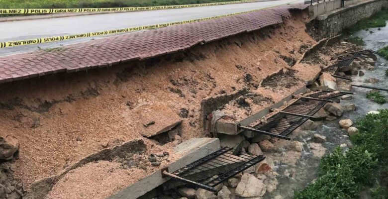 Amasya’da istinat duvarı yağış nedeniyle çöktü