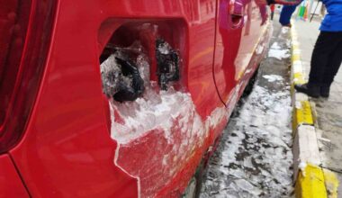 Ardahan’da dondurucu soğuklarda aracın depo kapağı dondu