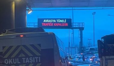 Avrasya Tüneli’nde kaza: Otomobil yan yattı