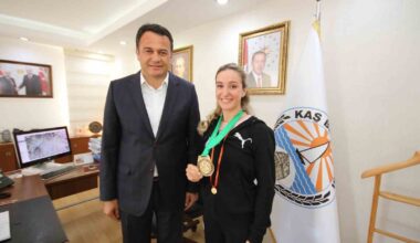Başkan Ulutaş, Muaythai dünya şampiyonu Zehra Doğan’ı kabul etti