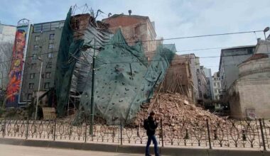 Beyoğlu’ndaki 5 katlı metruk bina tamamen çöktü: O anlar kamerada