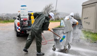 Biga’da konteynerlar yıkanarak, dezenfekte ediliyor