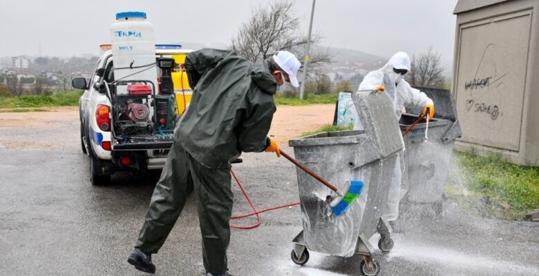 Biga’da konteynerlar yıkanarak, dezenfekte ediliyor