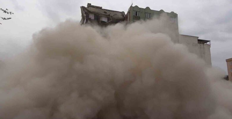 Bina saniyeler içinde yerle bir oldu: Vatandaşlar toz bulutuna rağmen ayrılmadılar