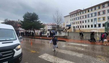Bingöl merkezli deprem Elazığ’da da hissedildi, öğrenciler tahliye edildi