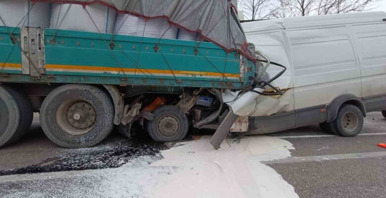Bursa’da kamyonet tıra çarptı: 2 ölü