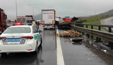 Çekmeköy’de art arda iki kaza: Tır ve kamyonet birbirine girdi