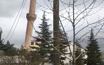 Depremde hasar gören cami minaresi kontrollü yıkıldı