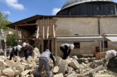 Depremde hasar gören tarihi yapıların kitabeleri molozlardan ayrıştırılarak belgeleniyor