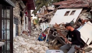 Depremde yerle bir olan eski Antakya sokaklarında “Hatıran Yeter” şarkısını söyledi