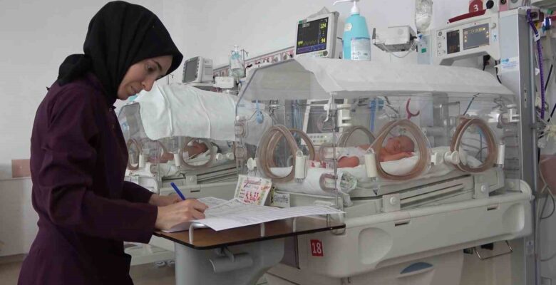 Depremlerde hasar almayan hastanede 65 günde 700 bebek dünyaya geldi