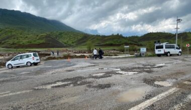 Derecik’te sağanak yağış köprüleri yıktı, köy yolları ulaşıma kapandı