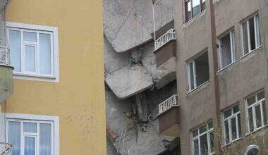 Diyarbakır’da ağır hasarlı bina çöktü, çevresindeki bina ve okul tahliye edildi
