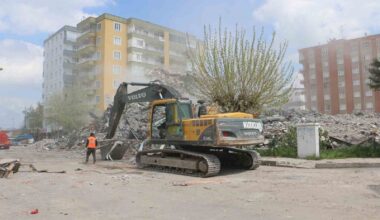 Diyarbakır’da bir kısmı çöken binanın yıkımı tamamlandı