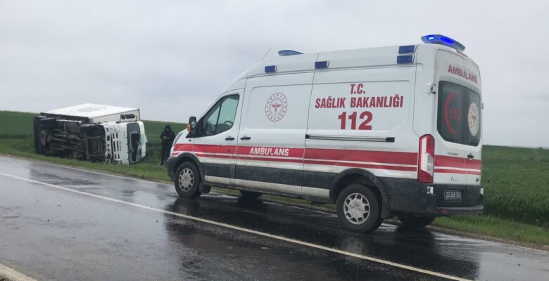 Edirne’de ekmek yüklü kamyonet devrildi: Sürücü ve kardeşi araç camını kırarak çıkabildi