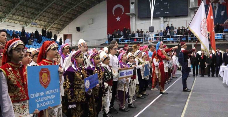Edirne’de okullar arası halk oyunları renkli görüntülere sahne oldu