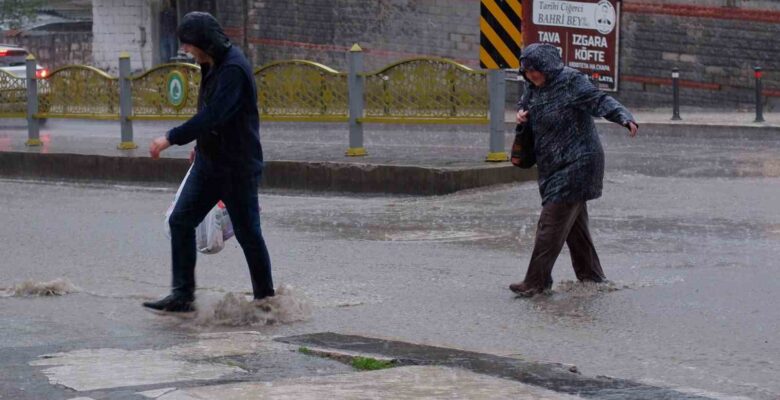 Edirne’de sağanak yağış zor anlar yaşattı