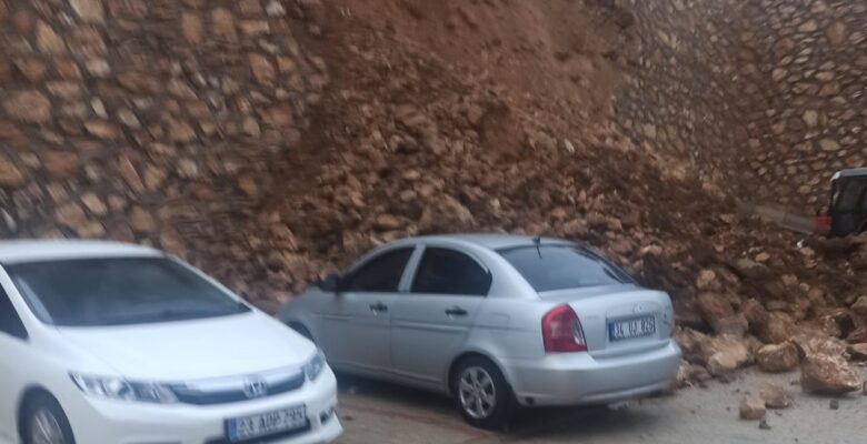 Elazığ’da çöken istinat duvarının altında kalan otomobil zarar gördü