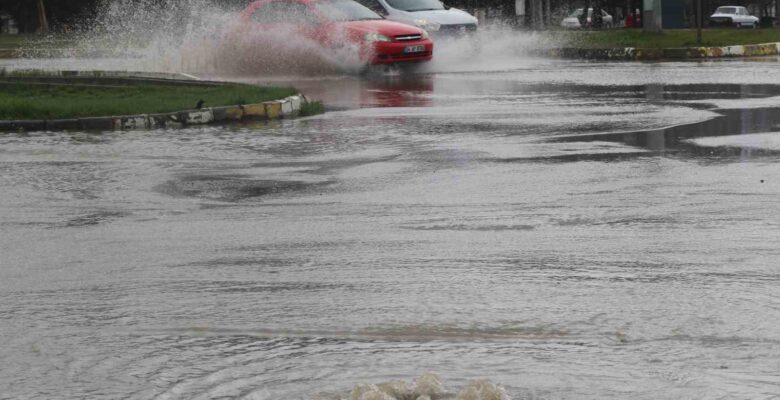 Erzincan’da sağanak yağış caddeleri suyla doldurdu