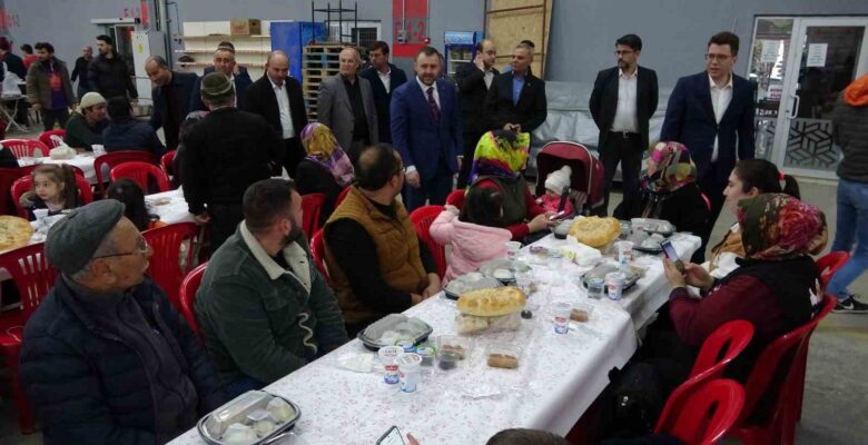 Ezine Belediyesi 9 bin kişilik iftar verdi