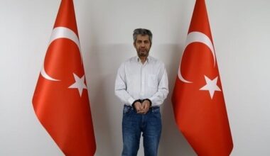 FETÖ’nün güncel finans yapılanmasında yer alan Mehmet Cintosun, MİT tarafından yurt dışında düzenlenen operasyonla yakalanarak Türkiye’ye getirildi.