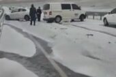 Gaziantep’te dolu yağışının beyaza bürüdüğü yolda zincirleme kaza