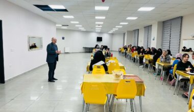 Gediz İlçe Milli Eğitim Müdürü Mahmut Bahadur öğrencilerle iftar yapmaya devam ediyor