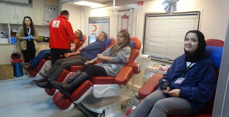 Hastane personelinden Kızılay’a destek