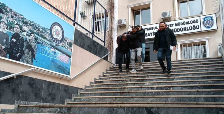 İstanbul’da kendilerini polis ve savcı olarak tanıtarak insanları dolandıran 2 şüpheli yakalandı